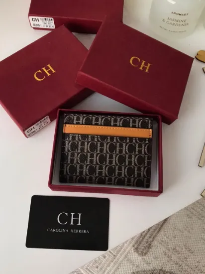 صورة محفظة بطاقات Carolina Herrera